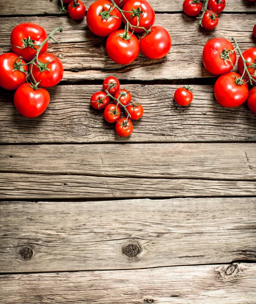 Frische Reife Tomaten Auf Einem Hölzernen Hintergrund — Stockfoto