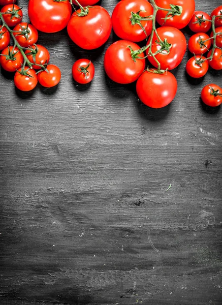 Frische Reife Tomaten Auf Schwarzem Hintergrund — Stockfoto
