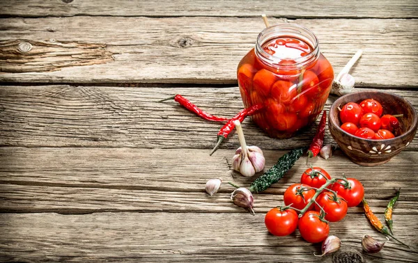 Eingelegte Tomaten Einem Glas Mit Knoblauch Und Kräutern Auf Einem — Stockfoto