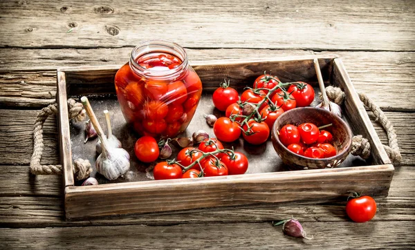 절인된 마늘과 향신료와 토마토입니다 테이블에 — 스톡 사진