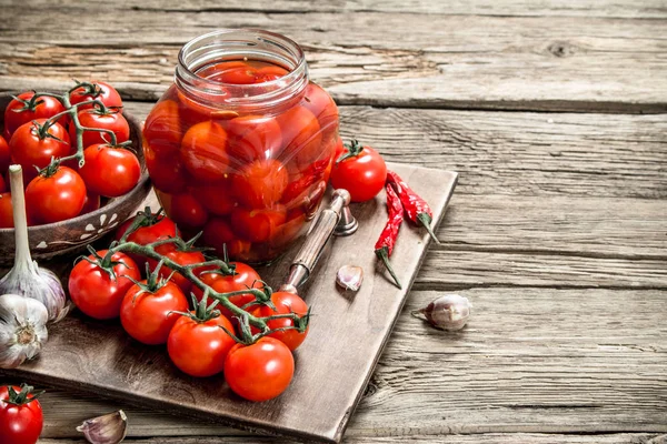 Tomates Conserva Com Alho Especiarias Uma Mesa Madeira — Fotografia de Stock