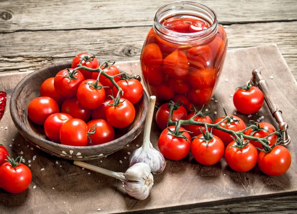 Eingelegte Tomaten Mit Knoblauch Und Gewürzen Auf Einem Holztisch — Stockfoto