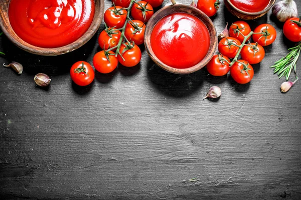 Σάλτσα Φρέσκιας Ντομάτας Μπαχαρικά Και Βότανα Μαύρο Φόντο — Φωτογραφία Αρχείου