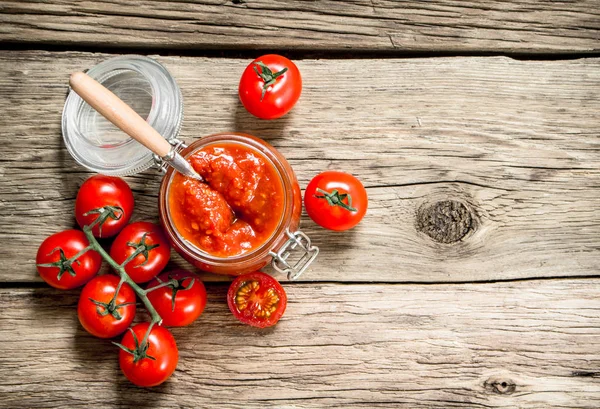 Salsa Tomate Frasco Vidrio Con Tomates Frescos Sobre Fondo Madera Fotos de stock