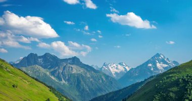 Dağların üzerinden hareket eden bulutların zamanı. Yüksek kalite 4k görüntü