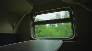 Hareket halindeki bir trenin penceresi. Yüksek kalite 4k görüntü