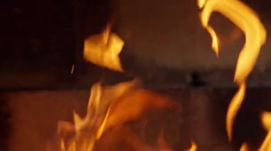 Şöminede odun yanıyor. Yüksek kalite 4k görüntü