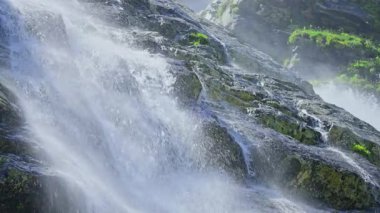 Bir dağ şelalesinden gelen su ve akıntılar. Yüksek kalite 4k görüntü