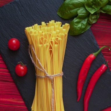 Taş tahtada bir demet tagliatelle