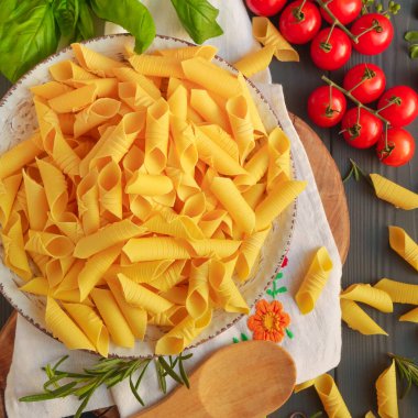 Domates ve biberiyenin yanında garganelli makarnası.