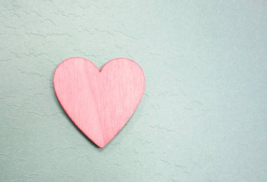 Mavi dokulu arka plan üzerinde boyalı pembe kalp                               