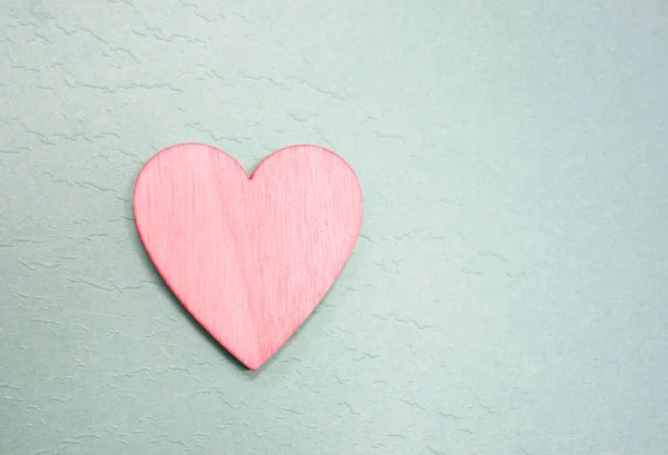 Corazón Rosa Pintado Sobre Fondo Azul Texturizado —  Fotos de Stock