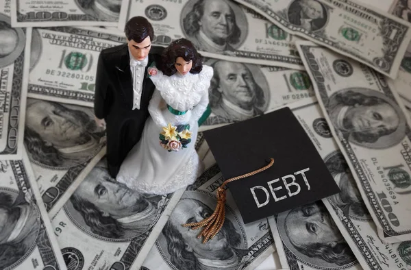 Newly Married Millennial Couple Cash Student Debt Graduation Cap — Stock Photo, Image