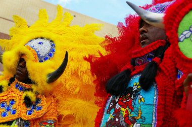New Orleans, La/ABD-03-18-2012: bir Afrikalı Amerikalılar Mardi Gras Hint kostüm. Uzun süren bir gelenek nerede Afrikalı Amerikalılar el ayrıntılı yapmak New Orleans'ta Mardi Gras yerlileri vardır 