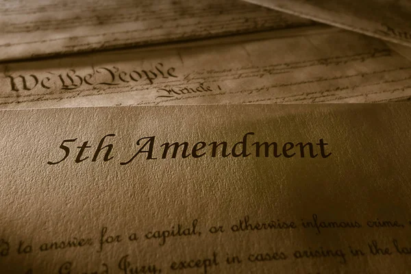 第五修正案与美国宪法在背景下 — 图库照片