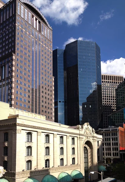 视野在匹兹堡市中心大厦 老和现代 — 图库照片
