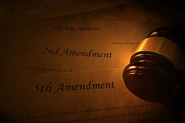 第二和第一次宪法修正案与木槌 — 图库照片