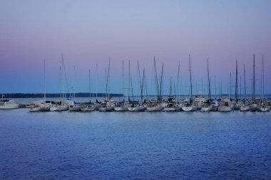 Superior gölünün ve Havari Adaları içinde belgili tanımlık geçmiş Bayfield Wisconsin Marina yelkenliler