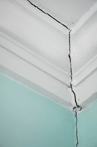 家のインテリアの天井と壁の関節に亀裂 — ストック写真