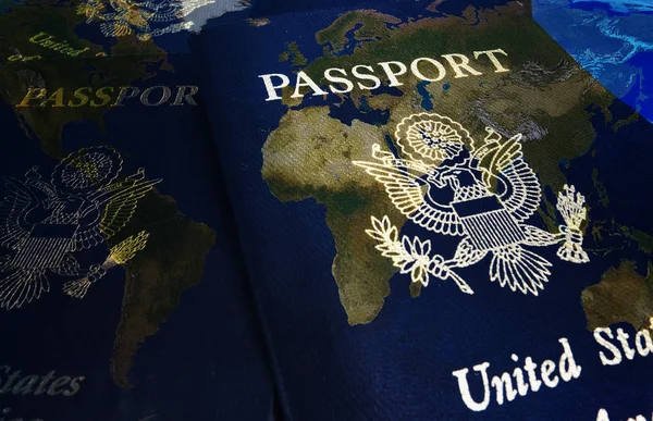 Les Passeports Américains Superposés Sur Une Carte Monde — Photo