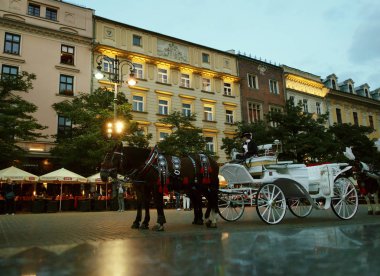 Krakow, Polonya - 9-25-2017: Krakow'ın Ana Meydanı'nda biniciler için bekleyin ve atımı