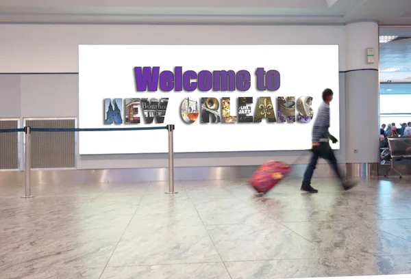 Ein Mann Mit Koffer Betritt Einen Flughafen Hinter Ihm Ein — Stockfoto