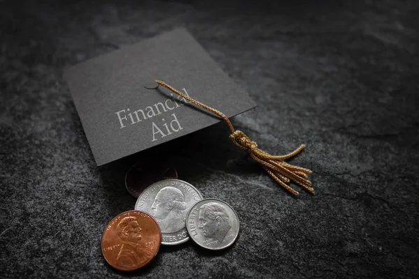 Miniatuur Financiële Steun Afstuderen Cap Met Diverse Munten — Stockfoto