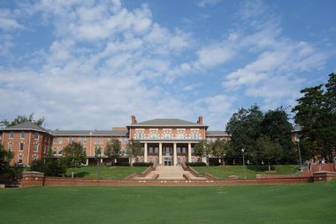 Raleigh, Nc/ABD - 8-14-2018: 1911 binanın önünde Nc Devlet Üniversitesi Kampüsü