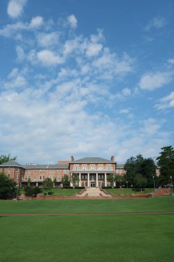 Raleigh, Nc/ABD - 8-14-2018: 1911 binanın önünde Nc Devlet Üniversitesi Kampüsü                               