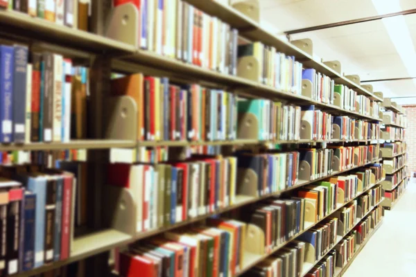 Boeken Bibliotheek Planken Met Wazig Titels — Stockfoto