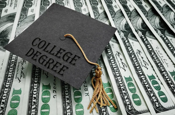 College Degree Graduation Cap Hundred Dollar Bills — Stock Photo, Image