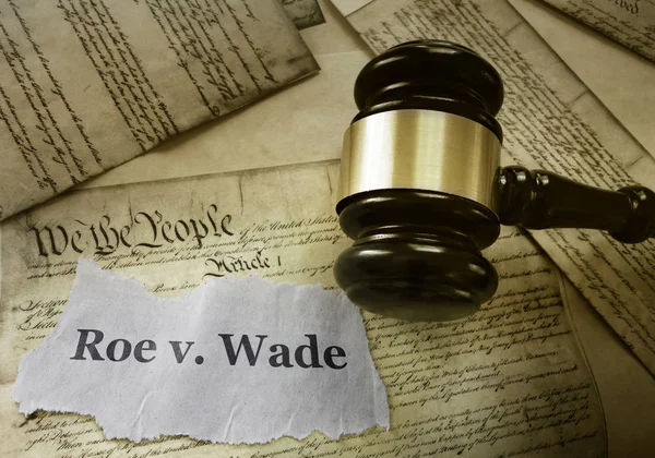 Roe Wade Nadpis Příspěvku Kladívkem Kopii Ústavy Spojených Států Amerických — Stock fotografie