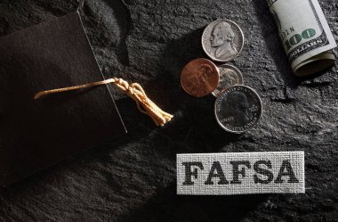 FAFSA (Federal Öğrenci yardım için ücretsiz uygulama) metin mezuniyet kep ve para--mali yardım kavramı ile                               
