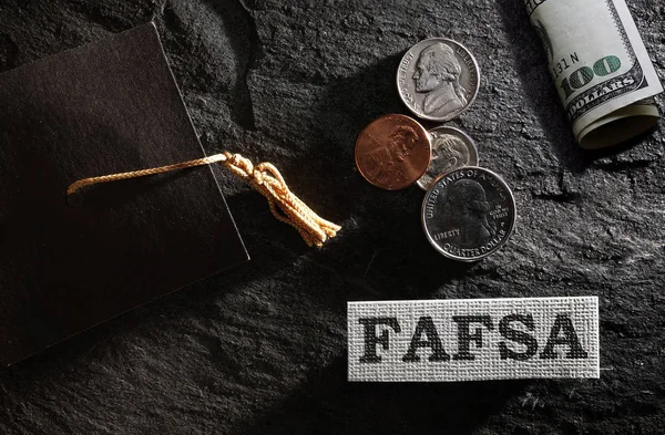 Fafsa Kostenloser Antrag Auf Bundesschülerhilfe Text Mit Graduiertencap Und Geld — Stockfoto