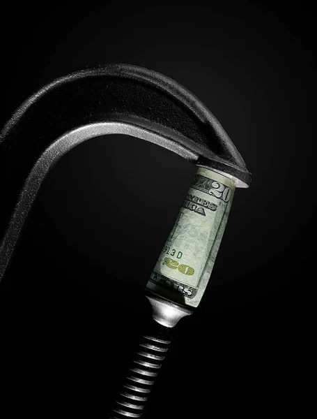 Billete Veinte Dólares Siendo Exprimido Una Vise Sobre Fondo Oscuro — Foto de Stock