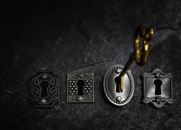 Золотой Ключ Открывает Один Четырех Старых Замков — стоковое фото