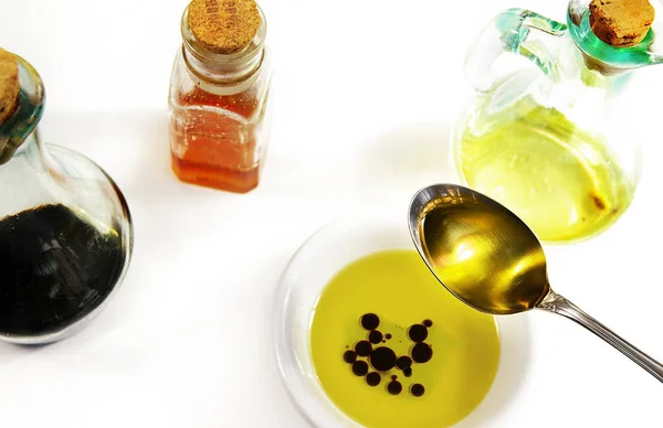 Cucchiaio Olio Oliva Una Ciotola Mescolato Con Aceto Balsamico Bianco — Foto Stock