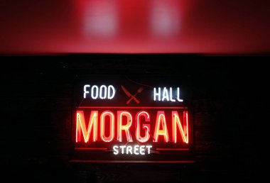 Raleigh, Nc/ABD - 8-24-2018: Morgan Street Food Hall neon tabela şehir merkezinde Raleigh'ın depo bölgesi, kapalı/açık bir ortamda çeşitli satıcılardan gelen gıdalar çeşitli hizmet yemek salonu