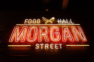Raleigh, Nc/ABD - 8-24-2018: Morgan Street Food Hall neon tabela şehir merkezinde Raleigh'ın depo bölgesi, kapalı/açık bir ortamda çeşitli satıcılardan gelen gıdalar çeşitli hizmet yemek salonu