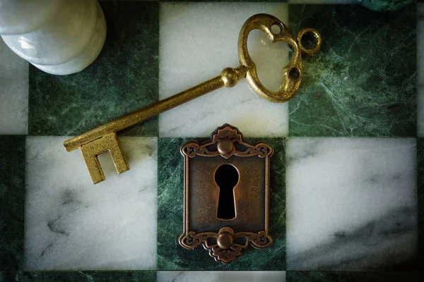 Gouden Sleutel Met Antieke Lock Een Schaakbord — Stockfoto
