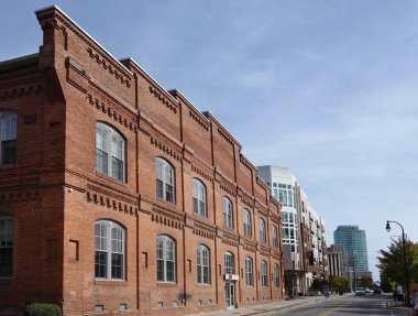 Arka planda daha yeni binalar çatı tarzı daireler şehir merkezinde eski Tütün deposu gösterilen Durham görünümünü dönüştürülmüştür
