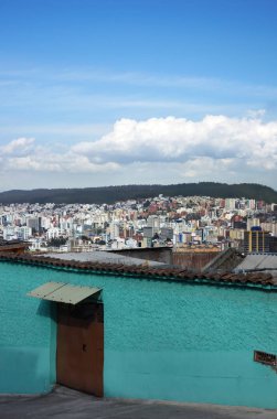 Görünüm renkli Quito kentin yamaçlar bakıyor                               