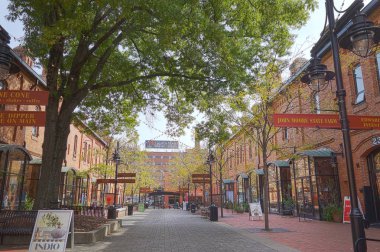 Durham, Nc/Amerika Birleşik Devletleri - 10-23-2018: Brightleaf Square downtown Durham, restuarants içerir ve içinde dükkan yakınındaki karmaşık yenilenmiş tütün ambarlarında