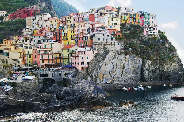 Renkli evler Manarola, Cinque Terre İtalya kayalıklarla üzerinde inşa edilmiş
