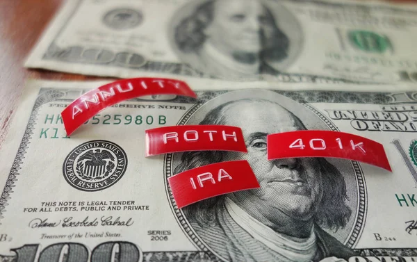 Pensionering Relaterade Etiketter 401K Och Roth Ira Hundra Dollar Bill — Stockfoto