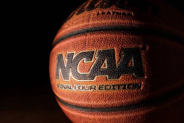 Raleigh, Nc/Amerika Birleşik Devletleri - 12-13-2018: parke ile koyu arka plan üzerinde bir Ncaa Final dört baskı basketbol                           