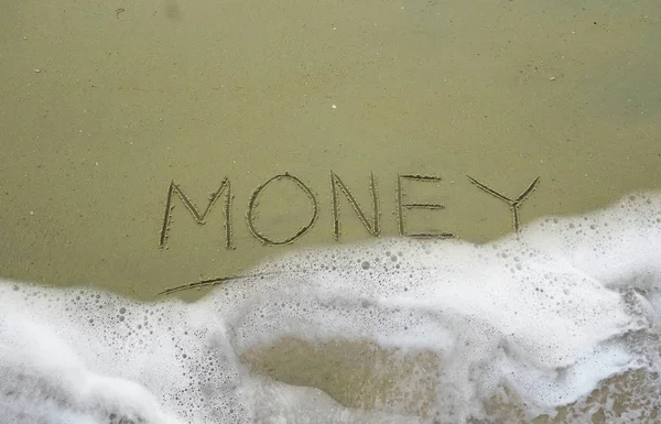 Eine Meereswelle Die Geld Wegspült Das Den Sand Strand Geschrieben — Stockfoto