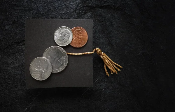 Mini Afstuderen Cap Met Diverse Munten Met Kopie Ruimte — Stockfoto