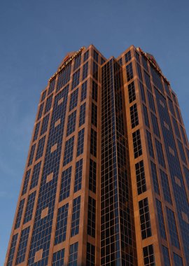 Raleigh, Nc/Amerika Birleşik Devletleri - 10-30-2018: Wells Fargo dallamalar içinde bina banka