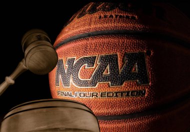 Raleigh, Nc/Amerika Birleşik Devletleri - 12-13-2018: bir Ncaa basketbol mahkeme tokmak ile